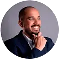 homem-pardo-de-terno-sorrindo-de-terno-cliente-da-agência-Hype-Digital-Hype-Comunicação